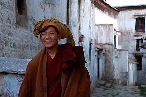 Monnik in ceremonieel kostuum (Gyantse)